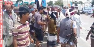 يحدث الان..محتجون جنوبيون يطالبون بطرد الوزراء والمسئولين الشماليين من عدن