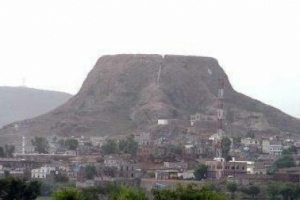 ا  شتباكات بالأسلحة الخفيفة بين قيادات المليشيات الحوثيه في دمت لهذه الأسباب