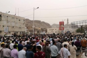 الالاف يتوافدون الى كريتر للمشاركة بتشييع الشهداء .. ووفود تصل من مختلف المحافظات الجنوبية