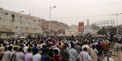 الالاف يتوافدون الى كريتر للمشاركة بتشييع الشهداء .. ووفود تصل من مختلف المحافظات الجنوبية