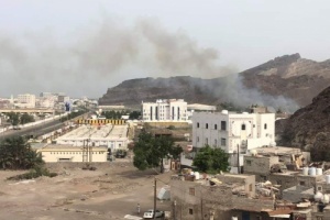 جرحى مدنيين أثر سقوط قذيفة أطلقتها قوات موالية لإخوان اليمن على حي سكني في المعلا