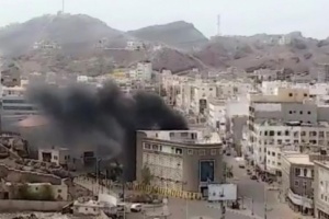 عاجل: حريق كبير يلتهم مبنى #البنك_الأهلي بمديرية صيرة بـ #عدن