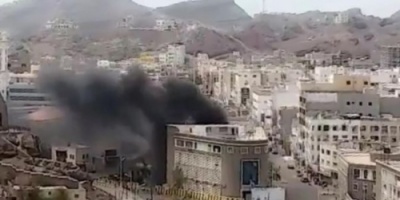 عاجل: حريق كبير يلتهم مبنى #البنك_الأهلي بمديرية صيرة بـ #عدن