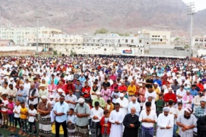 جموع غفيرة من أبناء عدن يؤدون صلاة عيد الأضحى بملعب الفقيد باوزير في المعلا 