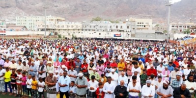 جموع غفيرة من أبناء عدن يؤدون صلاة عيد الأضحى بملعب الفقيد باوزير في المعلا 