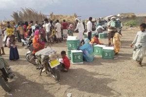 مركز الملك سلمان يوزع مواد غذائية لنازحين بالساحل الغربي 