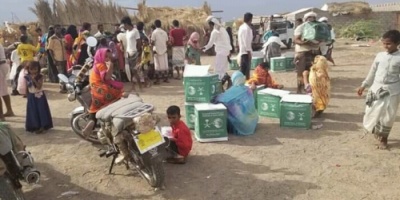 مركز الملك سلمان يوزع مواد غذائية لنازحين بالساحل الغربي 