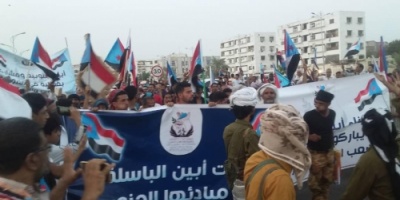 كأول وفد يصل ساحة العروض.. وفد حاشد لأبين يصل عدن للمشاركة في مليونية التمكين والثبات