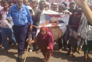 قيادي بالانتقالي معلقا على صورة المرأة المسنة: قبلة على رأسك والدتي