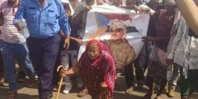 قيادي بالانتقالي معلقا على صورة المرأة المسنة: قبلة على رأسك والدتي