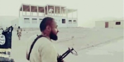 بالصور عناصر تنظيم القاعدة تشارك مع قوات اللواء 21 ميكا والقوات الخاصة في محافظة شبوة مدينة عتق 