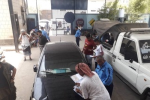  عدن :تجاوب وتوافد كبير للمواطنين بترقيم السيارات