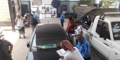  عدن :تجاوب وتوافد كبير للمواطنين بترقيم السيارات
