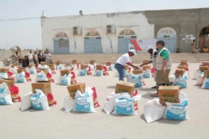 هلال الإمارات يدشن توزيع مساعدات غذائيه لاهالي الريدة وقصعير بوادي حضرموت 