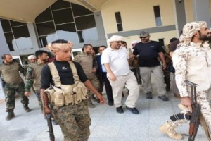 الرئيس الزبيدي يزور مطار عدن و يتفقد النقاط الأمنية 