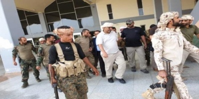 الرئيس الزبيدي يزور مطار عدن و يتفقد النقاط الأمنية 