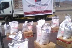 الهلال الإماراتي يدشن توزيع السلال الغذائية بلحج
