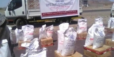 الهلال الإماراتي يدشن توزيع السلال الغذائية بلحج