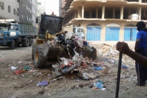 مؤسسة يافع للعمل والإنجاز تواصل حملة النظافة بعدن .