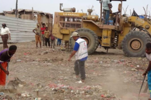 الهلال الأحمر #الاماراتي  يدشن حملة نظافة واسعة بمحافظة أبين