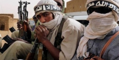 تنظيم القاعدة يفجر مقر الحزام الأمني في منطقة عكد بابين 
