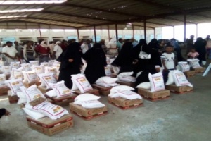 بعد توزيعه 1400 سله غذائية في تبن الهلال الإماراتي يدشن توزيع السلال الغذائية في لحج 