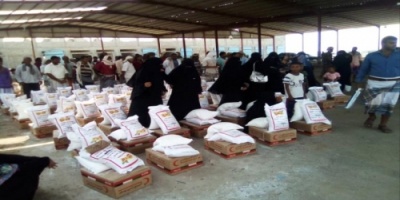 بعد توزيعه 1400 سله غذائية في تبن الهلال الإماراتي يدشن توزيع السلال الغذائية في لحج 