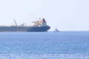 الباخرة كاسبر تصل ميناء المكلا  وهي محملة ب8 طن من المازوت 