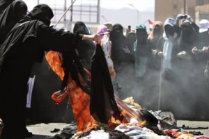 قولوا للأحمر ومليشيات الاخوان  : نساء صنعاء وليس نساء عــدن ..من قصصن ضفائرهن وأحرقن براقعهن 