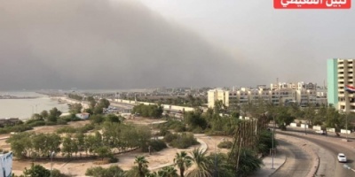 موجة غبار تضرب العاصمة عدن وتتسبب في حجب الرؤية تماماً