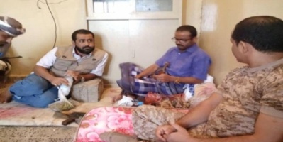 مدير دائرة القوى  البشرية ومدير دائرة الإمداد والتموين لالوية الدعم والإسناد يتفقدان المقاتلين في الخطوط الأمامية في أبين 