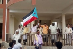تدشين رفع العلم الجنوبي على عدد من المدارس في مديرية خنفر