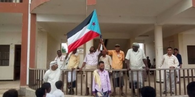 تدشين رفع العلم الجنوبي على عدد من المدارس في مديرية خنفر