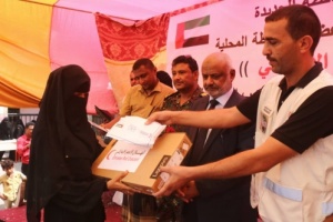 بحضور محافظ المحافظة الهلال الأحمر يكرم أوائل الثانوية العامة في الحديدة