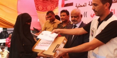 بحضور محافظ المحافظة الهلال الأحمر يكرم أوائل الثانوية العامة في الحديدة