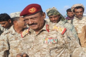 وزير الدفاع يوقف اللواء ركن فضل حسن عن العمل  بعد توجيهات الأخير لتسليم أمن محافظة أبين للحزام الأمني 
