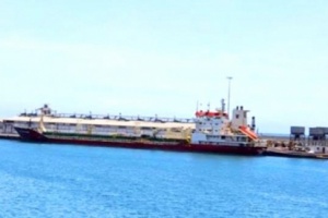 وصول باخرة وقود اماراتيه خاصة بمحطات توليد الكهرباء