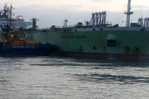 وصول سفينة محملة بوقود كهرباء عدن إلى ميناء عدن 