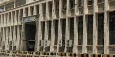 البنك المركزي اليمني يؤكد استمرار آلية المصارفة لجميع مستوردي المشتقات النفطية.