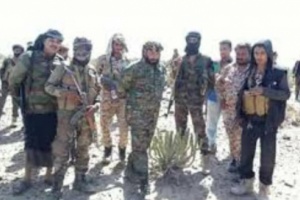 قائد الحزام الأمني بالضالع يتفقد المقاتلين المرابطين في جبهات القتال في حجر