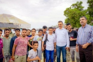 أمين عام الانتقالي يتجول بشوارع عدن ويلتقي المواطنين وسط استقرار أمني كبير