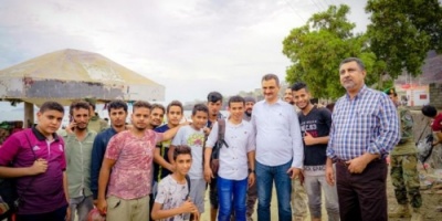 أمين عام الانتقالي يتجول بشوارع عدن ويلتقي المواطنين وسط استقرار أمني كبير
