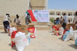 الهلال الأحمر الإماراتي” يوزع 1000 سلة غذائية لسكان غيل بن يمين بحضرموت