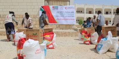 الهلال الأحمر الإماراتي” يوزع 1000 سلة غذائية لسكان غيل بن يمين بحضرموت