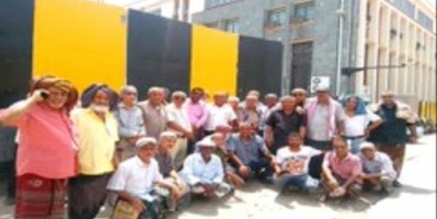 ضباط وقادة الأمن السياسي المبعدين قسرا ينظمون وقفة احتجاجية 