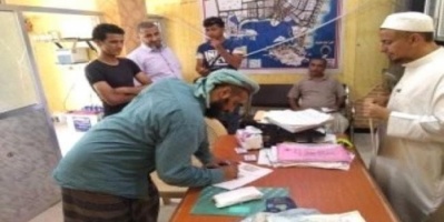 التحالف يقدم مساعدات مالية للمواطنين المتضررة منازلهم في عدن 