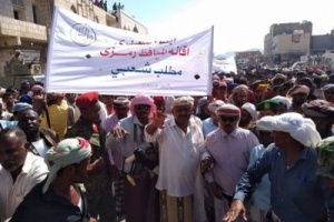 مسيرة حاشدة في سقطرى للمطالبة برحيل المحافظ 
