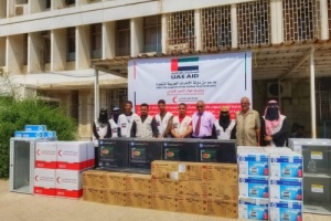 الهلال الأحمر الإماراتي يسلّم أجهزة إلكترونية لكليات الأطراف جامعة عدن
