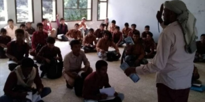 يافع .. ثانوية خالد بن الوليد يفترش طلابها الأرض لتحصيل العلم 