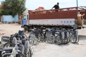 الهلال الأحمر الإماراتي يرفد مستشفى الجمهورية ومركز الإمداد الدوائي بأسرّة طبية وكراسي متحركة 